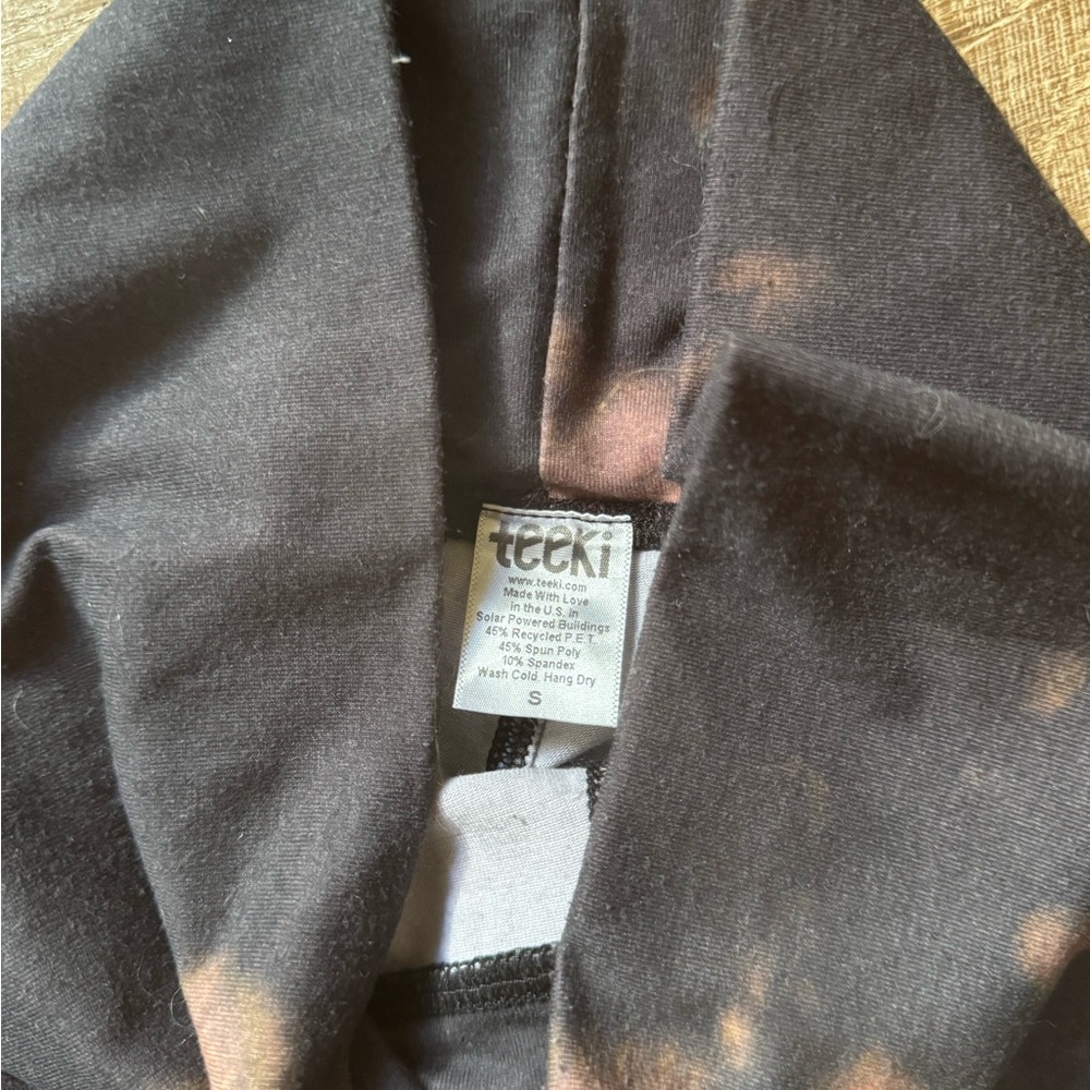 Teeki size small feather print flare leggings - Picture 3 of 3
